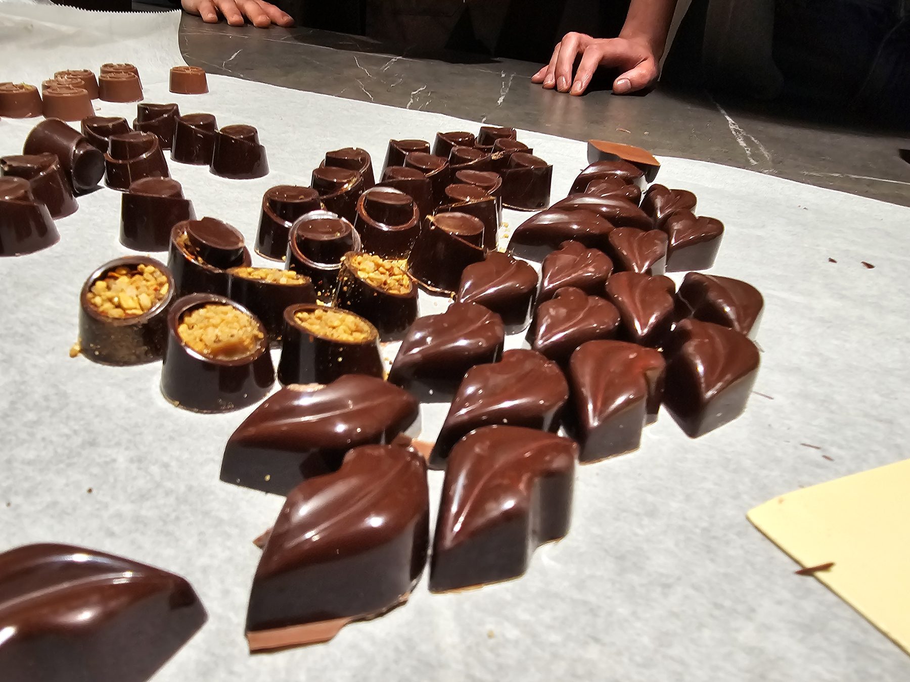 Zelfgemaakte bonbons van donkere chocolade op bakpapier.